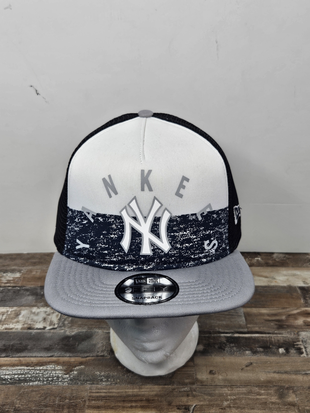 New Era New York Yankees 9FIFTY Snapback Trucker Hat Gray Blue Foam Front. NWT.